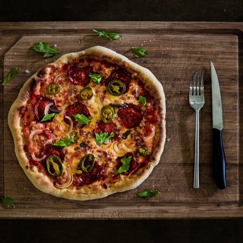 Szalámis-jalapenós pizza deszkán, bazsalikommal