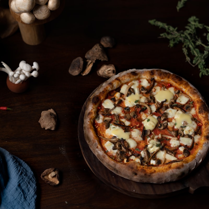 Gombás-sajtos pizza közelről
