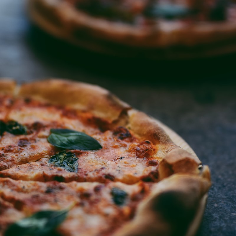 Bazsalikomos pizza közelről