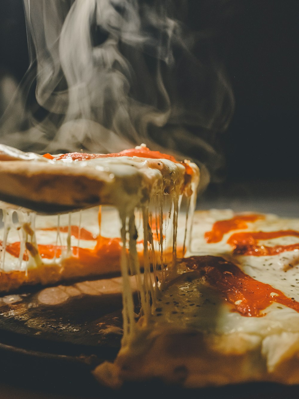 Frissen sült pizza, olvadt sajttal, gőzölögve